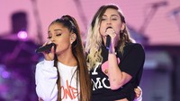 Namun penampilan Ariana Grande bersama Miley Cyrus lah yang membuat semua penonton berkaca-kaca. Getty Images/Dave Hogan for One Love Manchester