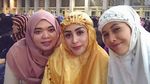 Intip Gaya Para Seleb Saat Salat Terawih Yuk!