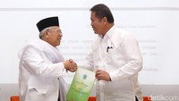 Ketum MUI Maruf Amin berjabat tangan dengan Menkominfo Rudiantara usai menyerahkan fatwa mengenai penggunaan media sosial.
