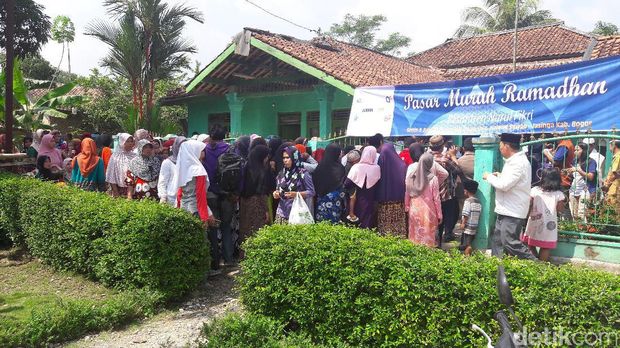 Kemendag bagi-bagi sembako di pelosok Bogor