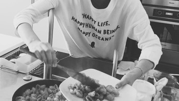 Saat berada di dapur rumahnya. Foto: Instagram