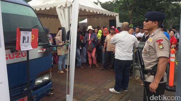  Layanan penukaran uang pecahan kecil di Monas, Jakarta, Senin (5/6/2017)