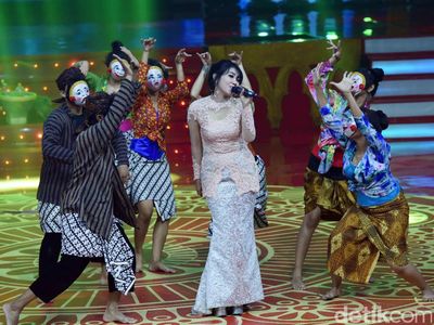 Goyang Yuk! Penampilan Manis Via Vallen