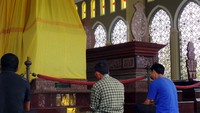 Sebelum masuk ke area makam dan berdoa, jangan lupa untuk melepas alas kaki agar kebersihan dan kesucian makam tetap terjaga. Di samping kanan dan kiri makam sultan, terdapat makam permaisuri dan jga kerabat sultan (Wahyu/detikTravel)