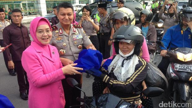 Kapolda Sumut Irjen Rycko Amelza Dahniel membagi-bagikan takjil.