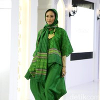 Koleksi Busana Muslim Ayu Dyah Andari dan Nuniek Rahmat yang mengangkat tema Purity of Ramadan atrium Kota Kasablanka. Jakarta. [Foto: Mohammad Abduh/Wolipop]