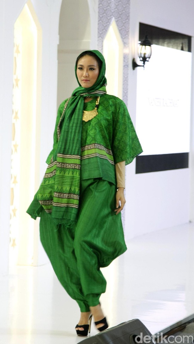 Koleksi Busana Muslim Ayu Dyah Andari dan Nuniek Rahmat yang mengangkat tema Purity of Ramadan atrium Kota Kasablanka. Jakarta. [Foto: Mohammad Abduh/Wolipop]