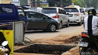 Ruas jalan Jatinegara Barat semakin sempit akibat proyek galian saluran air.