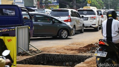 Ada Galian Saluran Air Jalan Jatinegara Makin Macet