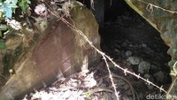 Kawat duri yang masih ada di sepanjang parit dan bunker. Traveler harus tetap hati-hati di sepanjang jalur parit dan di depan bunker (Bonauli/detikTravel)