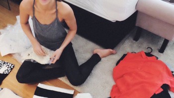 Tak segan pula dia memamerkan kehidupan kesehariannya di Instagram. Seperti saat melipat baju ini. Foto: Instagram