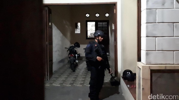 KPK Geledah Rumah Ketua Komisi B DPRD Jatim