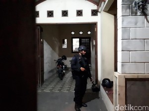 Hampir 6 Jam, KPK Masih Geledah Rumah Ketua Komisi B DPRD Jatim