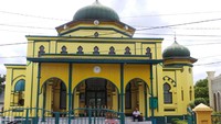 Arsitektur Masjid Syahabuddin sendiri terbilang unik. Gaya bangunannya perpaduan gaya Timur Tengah dan Melayu. Dengan warna kuning terang yang mencolok sebagai ciri khas warna kebangsawanan Melayu (Wahyu/detikTravel)