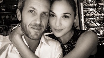 Yaron Versano merupakan seorang pebisnis real estate. Gadot mengungkapkan kalau ia kenal sang suami dari seorang teman di sebuah pesta di Israel. (Foto: Instagram)