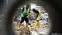 Pekerja melebarkan pedestrian di Jalan Jatinegara Timur, Senin (5/6).