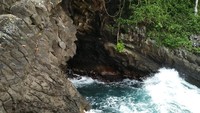 Masyarakat yang sudah terbiasa pun tak mau seenaknya masuk ke dalam gua. Karena butuh perhitungan agar tidak terhempas ombak laut (Bonauli/detikTravel)