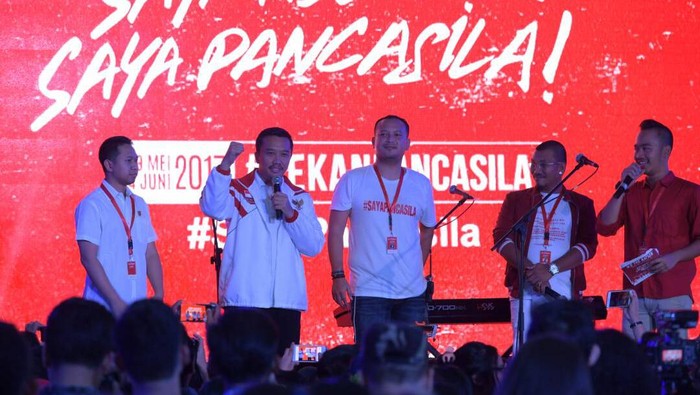 Ketika Menpora Bacakan Puisi Indonesia Tanah Sajadah