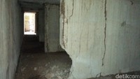 Di ujung parit terdapat sebuah ruang pertahanan atau semacam kamar bagi para penjaga bunker. Ruanganan tak begitu besar, namun dingin dan lembab karena berada di dalam tanah (Bonauli/detikTravel)