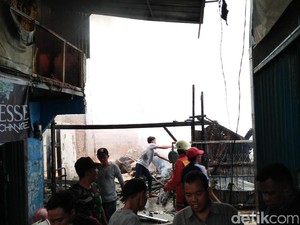 Permukiman di Koja Terbakar, Warga Bantu Petugas Padamkan Api
