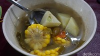 Nasi hangat enak disantap bersama dengan sayur asem hangat dan segar. Isiannya komplet berupa potongan labu, jagung, melinjo hingga kacang panjang.