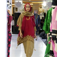 Koleksi Busana Muslim Ayu Dyah Andari dan Nuniek Rahmat yang mengangkat tema Purity of Ramadan atrium Kota Kasablanka. Jakarta. [Foto: Mohammad Abduh/Wolipop]