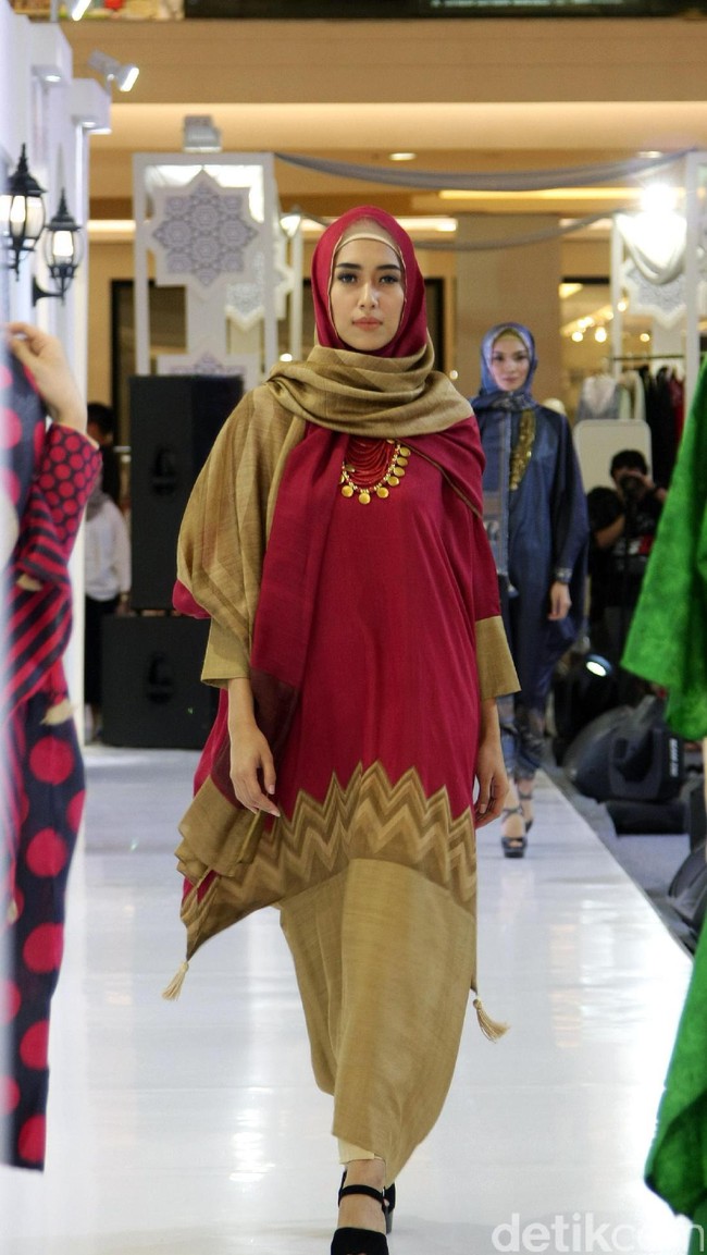 Koleksi Busana Muslim Ayu Dyah Andari dan Nuniek Rahmat yang mengangkat tema Purity of Ramadan atrium Kota Kasablanka. Jakarta. [Foto: Mohammad Abduh/Wolipop]