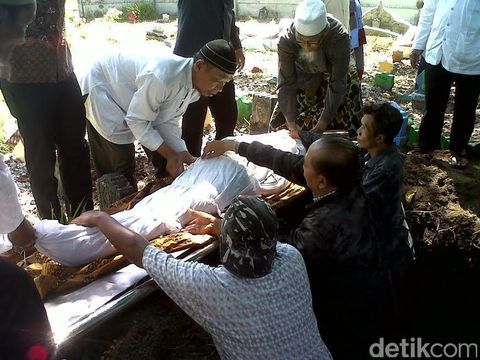 Hal Aneh Usai Mbah Isnoen Wafat Saat Kajian Bertema Khusnul Khotimah