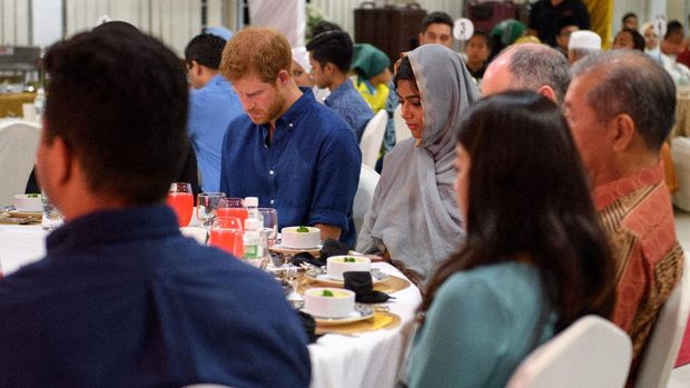 Pangeran Harry menundukkan kepalanya saat mendengar pidato dan berdoa bersama untuk London.