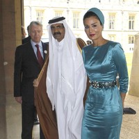 Gaya turban wanita yang pernah menjabat sebagai Wakil Ketua Dewan Pendidikan Qatar pada 2006 sampai 2012 lalu itu berusaha untuk selalu serasi dengan busananya. Sheikha Moza memang senang menutup rambutnya dengan jilbab turban agar sesuai tradisi gaya berbusana wanita Timur Tengah. Di sisi lain dia juga tipe yang berani menggunakan warna-warna terang untuk tampil beda. Foto: Getty Images