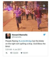 Viral! Pria dengan Segelas Bir Jadi Simbol Perlawanan London