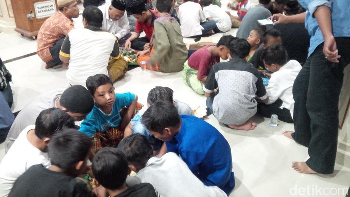 Melihat Tradisi Magibung Umat Muslim Denpasar Saat Ramadan