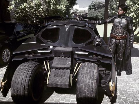 Ngefans Berat, Pria Ini Sulap Mobilnya Jadi Mobil Batman