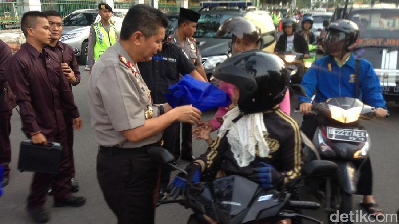 Kapolda Sumut Bagi bagi Takjil ke Pengendara Motor di Medan 