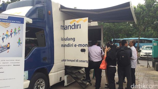  Layanan penukaran uang pecahan kecil di Monas, Jakarta, Senin (5/6/2017)