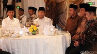 Jokowi dan Setya Novanto duduk dalam satu meja.