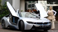 BMW i8 merupakan sports car pertama di dunia yang diproduksi dengan fokus pada prinsip pengembangan berkelanjutan (sustainability).
