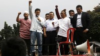 Hanafi Rais, Dradjad Wibowo, dan Ustaz Sambo menemui pendukung Amien Rais yang menggelar aksi di depan gedung KPK, Jakarta, Senin (5/6/2017).
