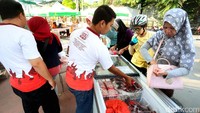 Warga menyerbu daging sapi murah yang dijual arena Car Free Day (CFD).