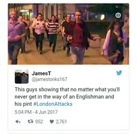 Viral! Pria dengan Segelas Bir Jadi Simbol Perlawanan London