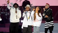 Duet antara Ariana Grande dan Black Eyed Peas juga menjadi highlight acara tersebut. Getty Images/Dave Hogan for One Love Manchester