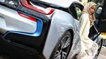 Pesona Hijabers di Mobil Sport