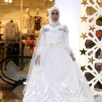 Koleksi Busana Muslim Ayu Dyah Andari dan Nuniek Rahmat yang mengangkat tema Purity of Ramadan atrium Kota Kasablanka. Jakarta. [Foto: Mohammad Abduh/Wolipop]