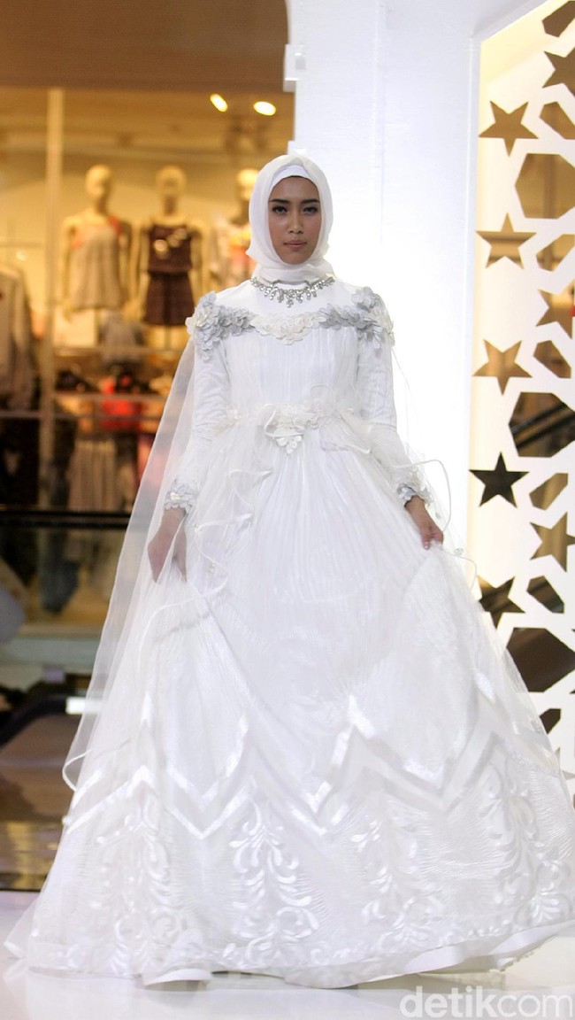 Koleksi Busana Muslim Ayu Dyah Andari dan Nuniek Rahmat yang mengangkat tema Purity of Ramadan atrium Kota Kasablanka. Jakarta. [Foto: Mohammad Abduh/Wolipop]