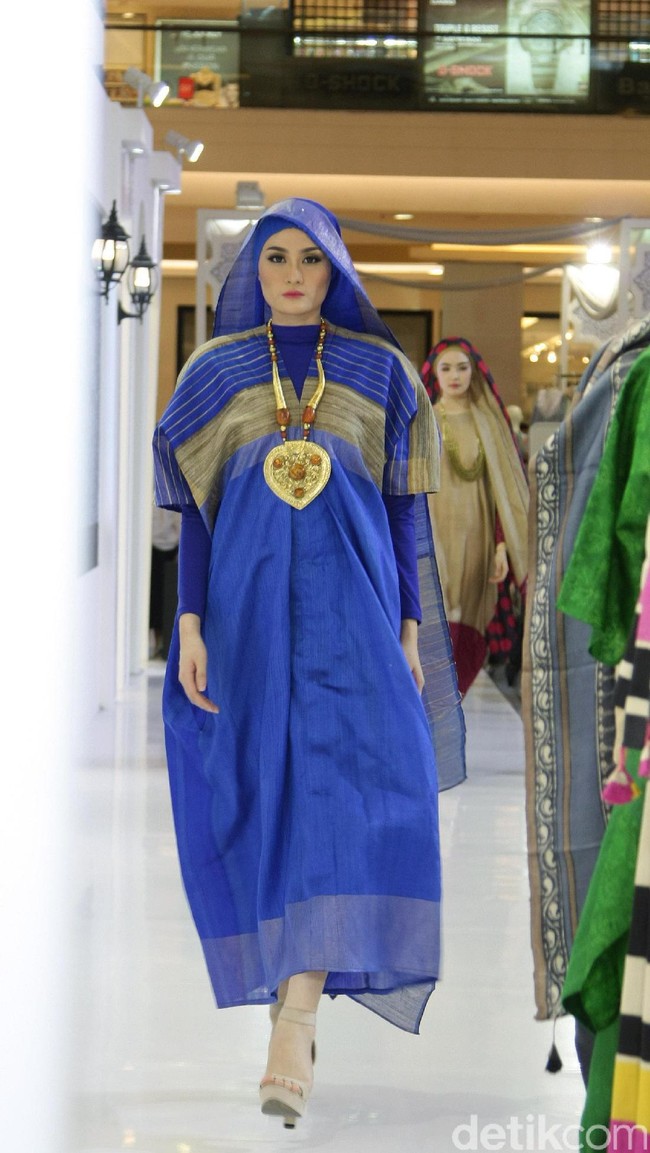 Koleksi Busana Muslim Ayu Dyah Andari dan Nuniek Rahmat yang mengangkat tema Purity of Ramadan atrium Kota Kasablanka. Jakarta. [Foto: Mohammad Abduh/Wolipop]