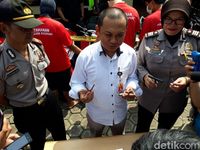 Polisi memperlihatkan alat kejahatan yang digunakan pelaku mencuri sepeda motor. 