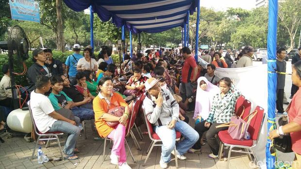 Antrean warga penukar uang. 