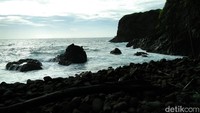 Begitu sampai, kamu akan mendarat di tepi pantai berbatu. Tak ada pasir sama sekali. Sesekali deru ombak menghempas dengan sangat kencang (Bonauli/detikTravel)