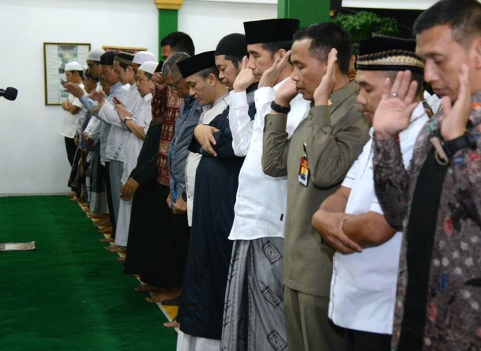 Tarawih Bersama Warga, Jokowi Sampaikan Pesan Saling Menghormati