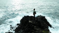 Di ujung tebing tersedia pemandangan laut lepas. Hanya laut dan ombak, suasana yang tak ada di kota (Bonauli/detikTravel)